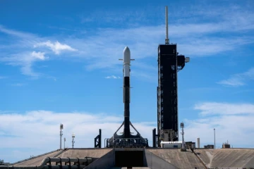Photo diffusée par le ministère sud-coréen de la Défense, le 7 avril 2024, d'une fusée SpaceX Falcon 9 avant le lancement du deuxième satellite espion sud-coréen au Centre spatial John F. Kennedy, en Floride