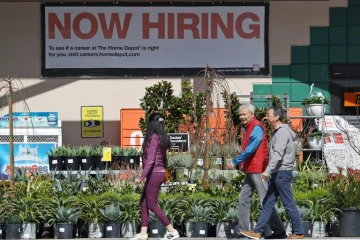 Une pancarte de recrutement devant un magasin de bricolage Home Depot à San Rafael (Californie), le 8 mars 2024