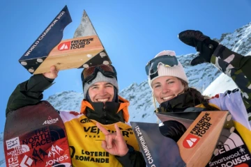 Marion Haerty (d) et Victor de Le Rue champions du monde en snowboard après la dernière étape du Freeride World Tour sur le mythique spot de Verbier, dans les Alpes suisses, le 23 mars 2021