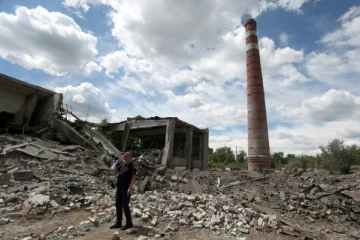 Un secouriste dans une usine de Kostyantynivka, dans la région de Donetsk (est de l'Ukraine) le 24 juin 2022