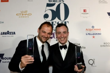 Daniel Humm (g) et Will Guidara de l'Eleven Madison Park posent avec leur trophée récompensant le meilleur restaurant du monde, le 5 avril 2017 à Melbourne en Australie