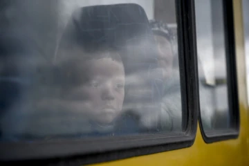Un garçon évacué de Marioupol dans le bus arrivant dans la ville de Zaporijjia sous cntrôle ukrainien, le 21 avril 2022
