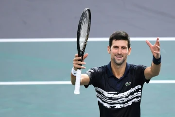 Le Serbe Novak Djokovic très facile vainqueur du Grec Stefanos Tsitsipas en quart de finale du Masters 1000 de Paris, le 1er novembre 2019