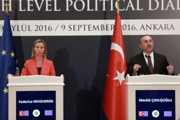 La chef de la diplomatie européenne Federica Mogherini (G) et le ministre turc des Affaires étrangères Mevlut Cavusoglu, le 9 septembre 2016 à Ankara