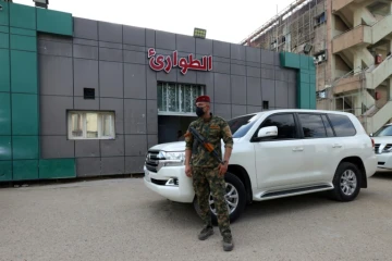 Un soldat posté devant l'entrée des urgences d'un hôpital de Hilla, où sont soignées des personnes blessées dans une explosion nocturne sur une base militaire en Irak, le 20 avril 2024