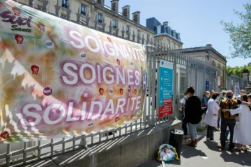 Personnel soignant rassemblé devant l'hôpital Tenon de Paris, le 25 mai 2022, pour protester contre leurs conditions de travail