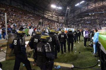 Des CRS déployés devant l'un des virages du Stade Vélodrome après des jets de projectiles au cours d'OM-OL, le 20 septembre 2015 à Marseille