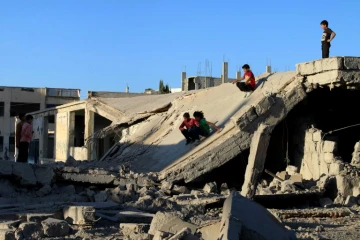 Des enfants jouent dans des ruines à Daraa, un fief rebelle dans le sud-ouest de la Syrie, le 12 septembre 2016