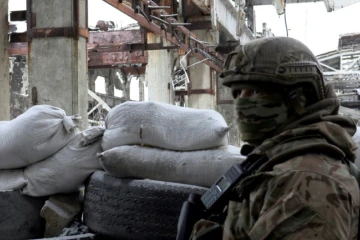 Un soldat ukrainien monte la garde à Avdiivka sur la ligne de front avec les séparatistes prorusses, le 9 février 2022