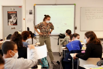 Des élèves portent des masques en classe, le 22 juin 2020 à Boulogne-Billancourt, près de Paris