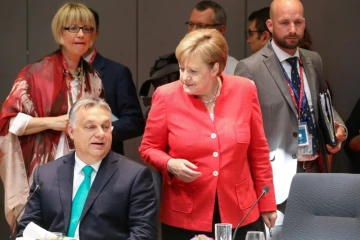 Le Premier ministre hongrois Viktor Orban parle avec la chancelière allemande Angela Merkel au dernier jour du sommet européen à Bruxelles, le 29 juin 2018