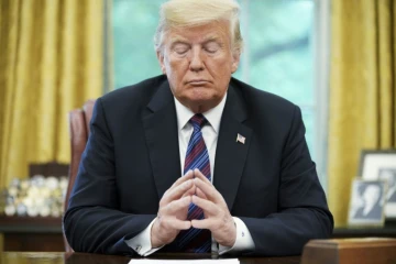 Le président américain Donald Trump écoute le président Enrique Pena Nieto lors d'une conversation téléphonique sur le commerce dans le bureau ovale de la Maison Blanche à Washington, le 27 août 2018