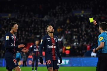 L'attaqunat du PSG nEYMAR (c) reçoit un carton jaune lors du du quart de finale de la Coupe de la Ligue contre Guingamp au Parc des Princes, le 9 janvier 2019 