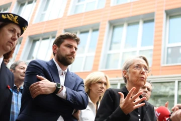 La Première ministre française Elisabeth Borne (d) aux côtés de la préfète du Val-de-Marne Sophie Thibault (g) et du maire de L'Haÿ-les-Roses Vincent Jeanbrun (2e à g) dans cette commune de la banlieue sud de Paris, le 2 juillet 2023