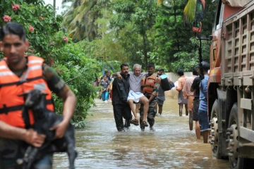 Les secouristes évacuent une victime des inondations dans le village de Mala, au sud de l'Inde, le 19 août 2018