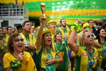 Des supportrices brésiliennes regardent le match de leur sélection contre la Serbie sur un écran géant, le 27 juin 2018 à Rio