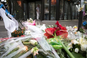 Fleurs devant le café "La Bonne Bière" le 2 décembre 2015 à Paris