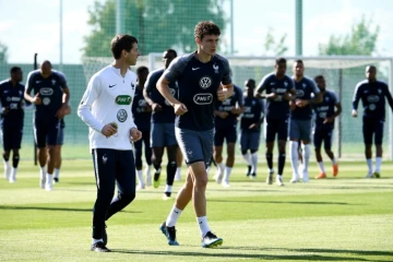 Le défenseur des Bleus Benjamin Pavard (d) lors d'une séance d'entraînement au stade d'Istra, le 2 juillet 2018