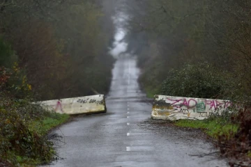 Des blocs de béton entravent la route D281 qui traverse la Zad de Notre-Dame-des-Landes, le 18 janvier 2018 près de Nantes