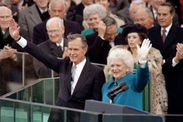 Barbara Bush et son mari, le président George H.W. Bush, le 20 janvier 1989 à Washington