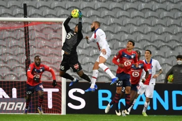 Le gardien lillois Mike Maignan s'interpose devant le Parisien Layvin Kurzawa lors du choc de Ligue 1 disputé à Villeneuve-d'Ascq, le 20 décembre 2020
