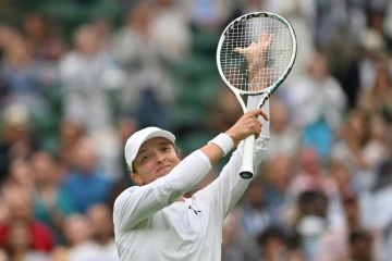 La Polonaise Iga Swiatek victorieuse de la Chinoise Zhu Lin pour son entrée en lice à Wimbledon, le 3 juillet 2023  