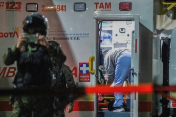 Le sénateur Miguel Uribe reçoit un traitement médical dans une ambulance après avoir été blessé par balle, à Bogota, le 7 juin 2025