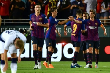 Les Barcelonais fêtent le 2e but contre Tottenham, oeuvre de la nouvelle recrue brésilienne Arthur, en match de pré-saison à Pasadena, le 28 juillet 2018