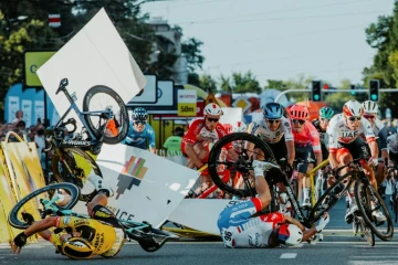 Le vélo de Fabio Jakobsen (g) après que celui-ci a été projeté dans les tribunes à pleine vitesse après avoir été tassé par Dylan Groenewegen (au sol à g) dans le sprint de la 1re étape du Tour de Pologne le 5 août 2020 à Katowice