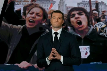 Le président du parti d'extrême droite Rassemblement national (RN), Jordan Bardella, réagit lors d'un débat politique diffusé sur France 2, à Paris, le 27 juin 2024