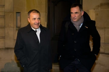 Les deux nouveaux dirigeants de la Corse, Gilles Simeoni (d) et Jean-Guy Talamoni, le 18 janvier 2016 à l'Hôtel Matignon à Paris