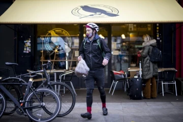Un employé d'Upcircle collecte du marc de café pour en faire des cosmétiques, le 10 février 2022 à Londres