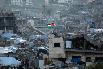 Un drapeau palestinien flotte au milieu des ruines, à Beit Lahia, dans le nord de la bande de Gaza, le 4 mars 2025