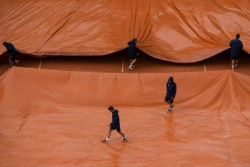 Le court central de Roland-Garros bâché en raison de la pluie, le 6 juin 2018