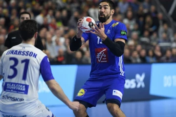 Le Français Nikola Karabatic face à l'Islandais Teitur Orn Einarsson au Mondial de handball, le 20 janvier 2019 à Cologne