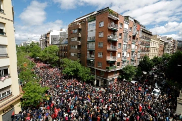 Des milliers de sympathisants du Parti socialiste espagnol sont rassemblés pour demander au Premier ministre Petro Sanchez de ne pas démissionner devant le siège du parti PSOE à Madrid, le 27 avril 2024