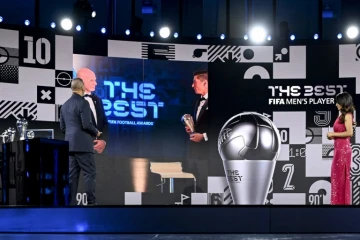 Capture d'écran montrant le buteur du Bayern Munich Robert Lewandowski, désigné meilleur joueur de la Fifa 2020, le 17 décembre à Zurich, sous les yeux notamment de Gianni Infantino