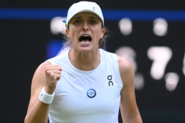 Iga Swiatek exulte après sa victoire sur la Suissesse Belinda Bencic à Wimbledon, le 9 juillet 2023  