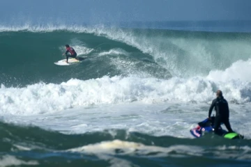 Le surfeur Jérémy Florès lors de l'étape française du circuit mondial de surf, le 11 octobre 2019 à Hossegor