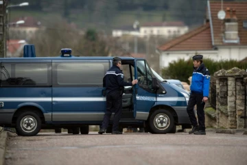 Les gendarmes garés devant la maison de Jonathann Daval le 29 janvier 2018 à Gray-la-Ville