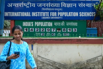 L'horloge démographique de l'Inde sur la façade de l'Institut international des sciences de la population, le 2 juin 2023 à Bombay