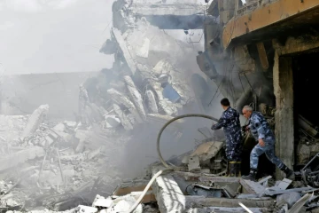 Des soldats syriens inspectent un centre de recherches dans le nord de Damas visé par des frappes américaines, françaises et russes en représailles à une attaque chimique présumée le 14 avril 2018
