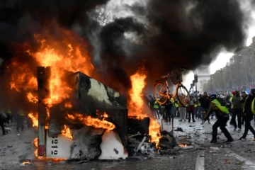 Manifestation sur les Champs-Elysées de "gilets jaunes"contre la hausse des taxes et la baisse du pouvoir d'achat, le 24 novembre 2018 à Paris