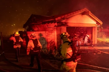 Des pompiers combattent un incendie au nord de Los Angeles le 11 octobre 2019