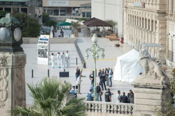 Une tente blanche a été montée sur le parvis de la gare Saint-Charles à Marseille le 1er octobre 2017, pour permettre aux enquêteurs de travailler