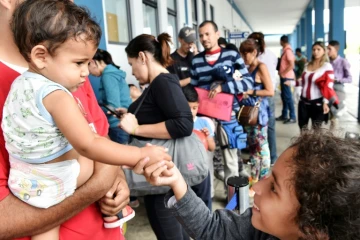 Des migrants vénézuéliens qui ont fui la crise économique dans leur pays attendent l'autorisation d'entrer sur le territoire péruvien, à Tumbes, au Pérou, à la frontière avec l'Equateur, le 24 août 2018