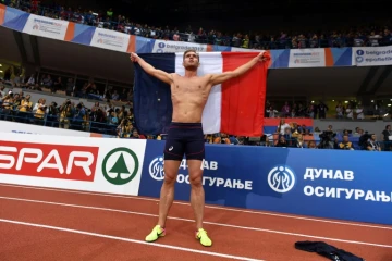 L'heptathète français Kévin Mayer fête son titre de champion d'Europe à Belgrade, le 5 mars 2017