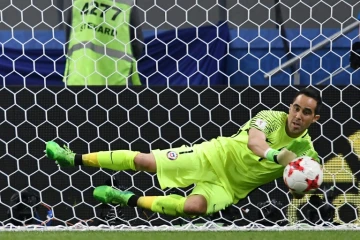 Le gardien chilien Claudio Bravo stoppe la frappe de l'attaquant portugais Nani lors de la séance des tirs au but en demie de la Coupe des Confédérations, le 28 juin 2017 à Kazan
