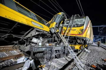 Des pompiers sur les lieux d'un accident de train à Pardubice, le 6 juin 2024 