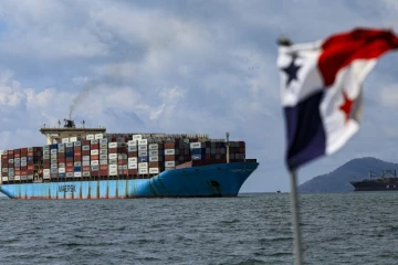 Un cargo attend son tour pour emprunter le canal de Panama, le 28 mars 2024
